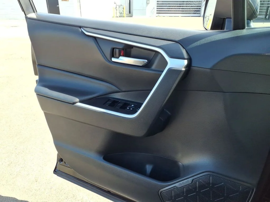 Used 2020 Black Toyota XLE image 28