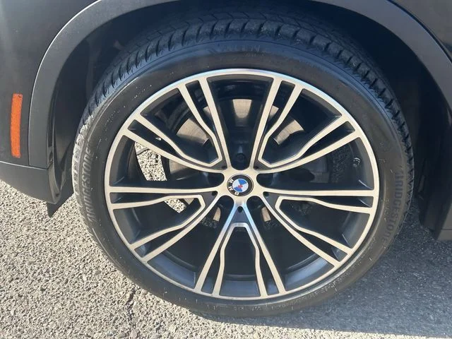 Used 2022 Jet Black BMW sDrive30i image 10
