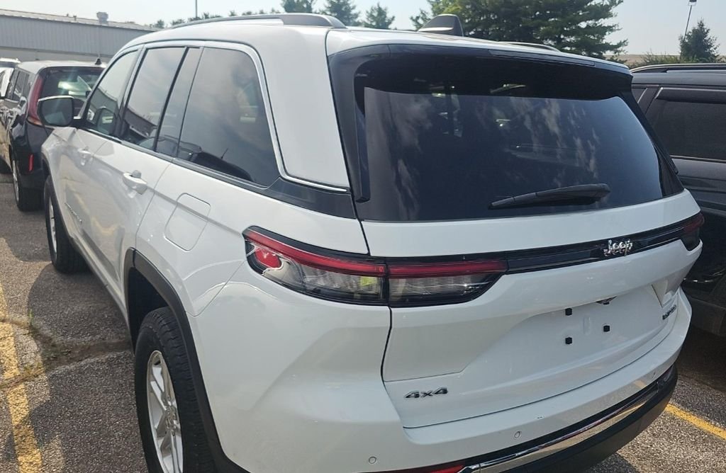 Used 2023 White Jeep Laredo image 4