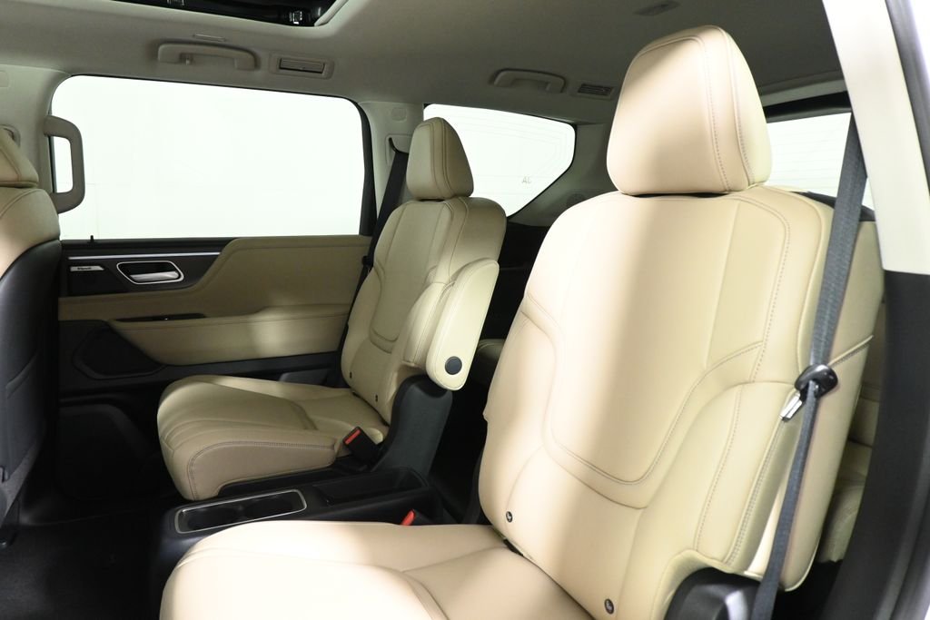 New 2026 RADIANT WHITE INFINITI Pure 4WD image 4