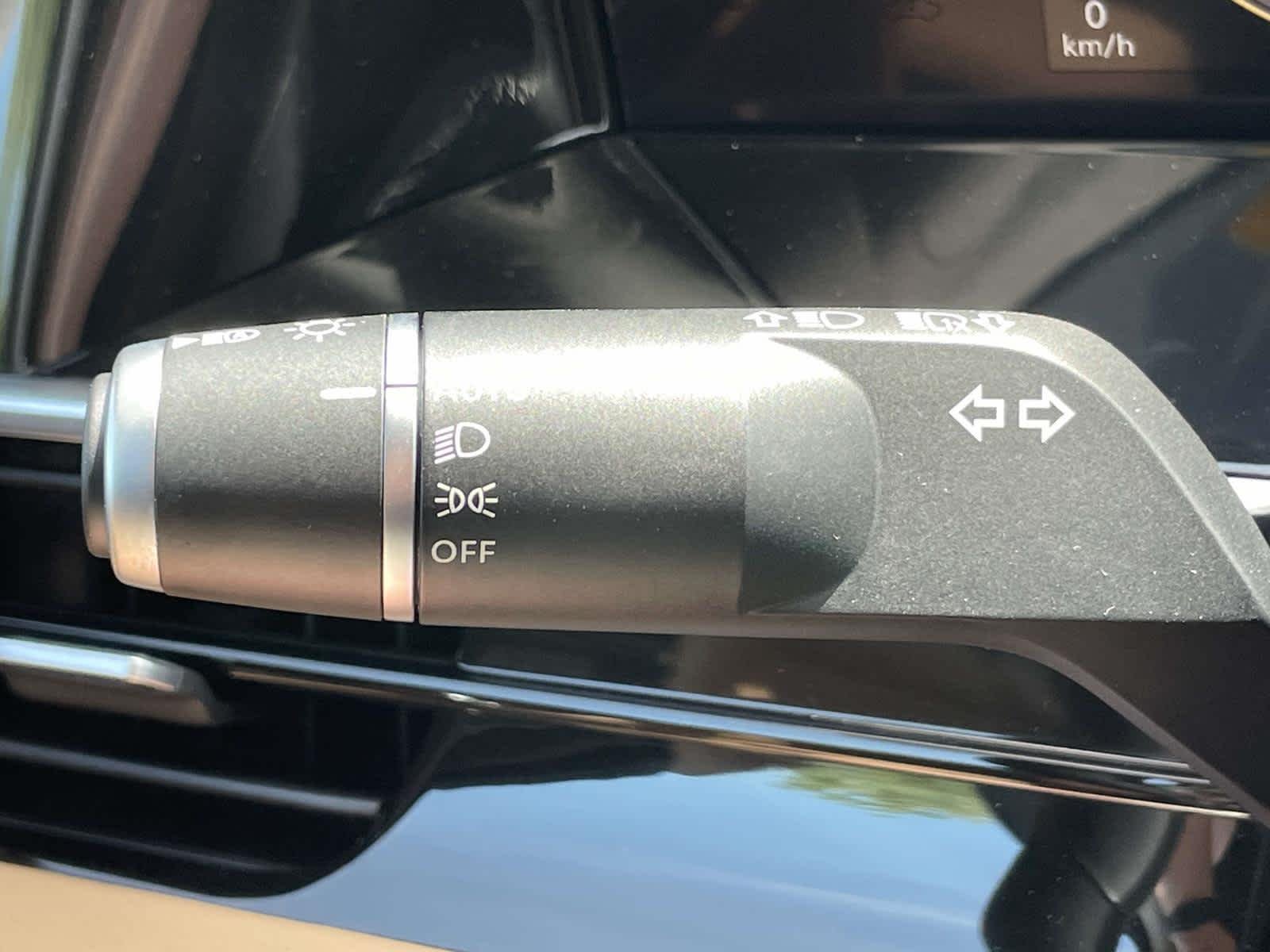 New 2026 Radiant White INFINITI LUXE image 36