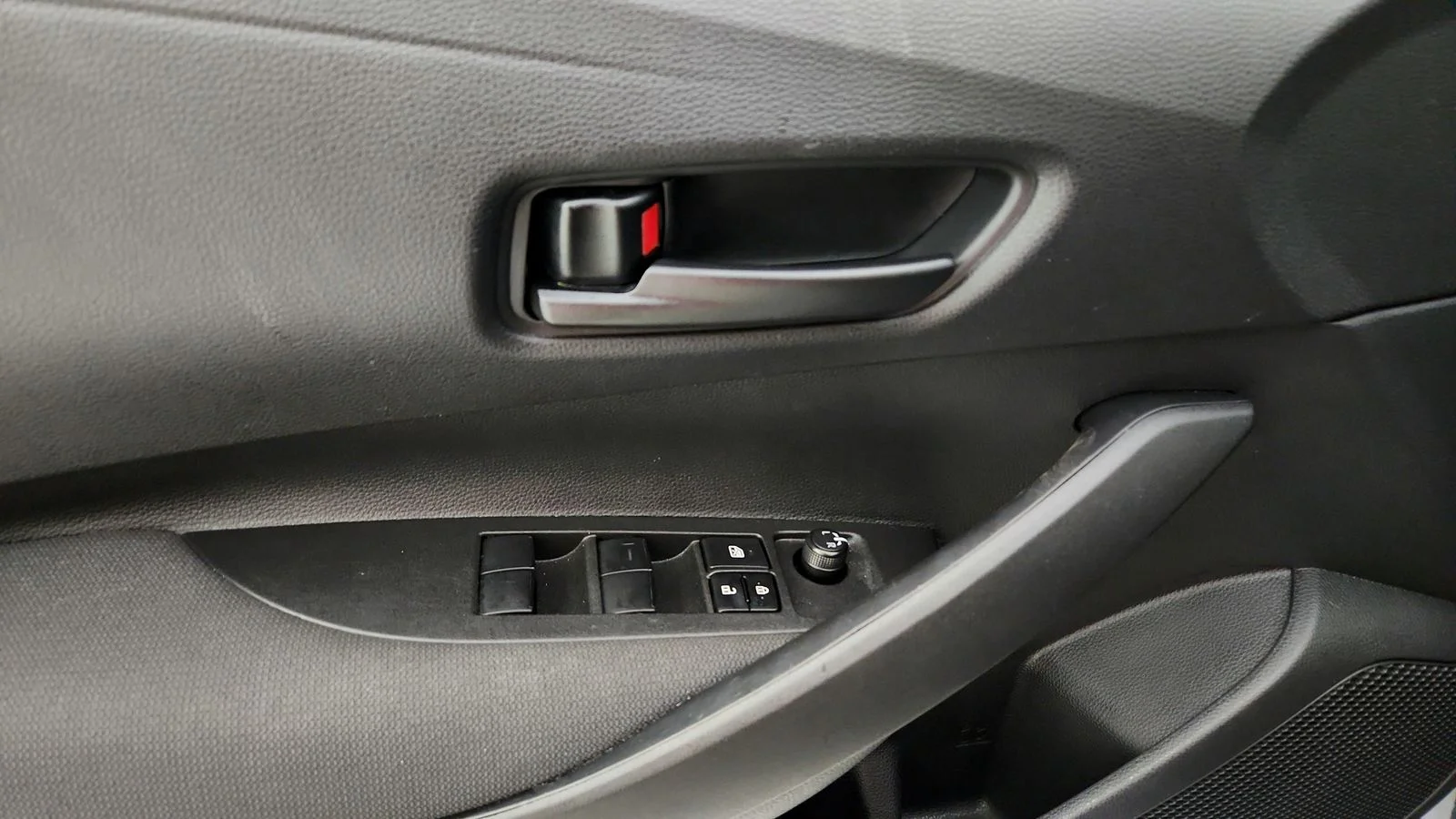 Used 2025  Toyota LE image 32