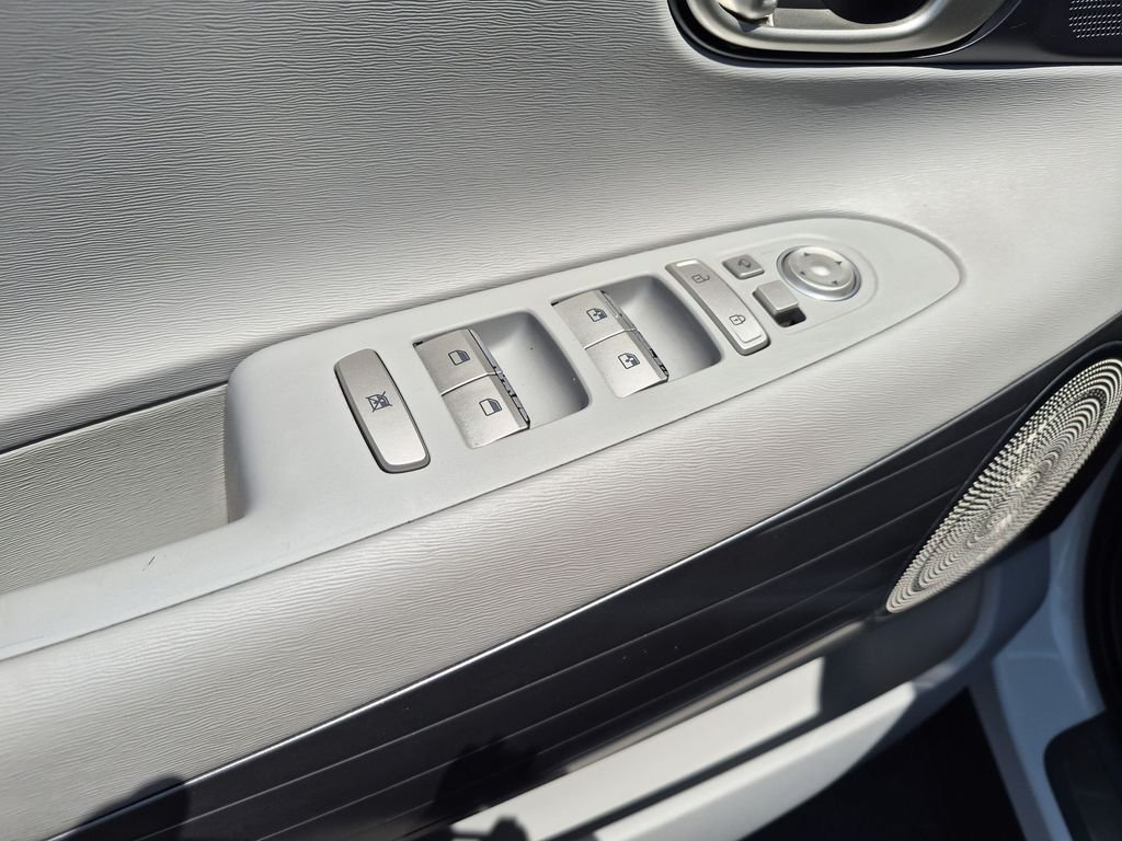 Used 2021 White Hyundai Blue image 13