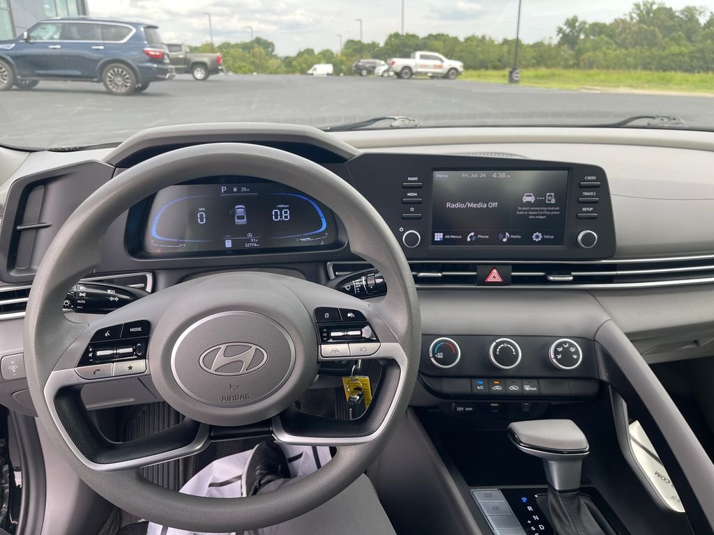 2025 Hyundai Elantra SE - Photo 16