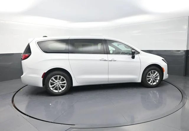 New 2027 Bright White Clear-Coat Exterior Paint Chrysler Select image 10