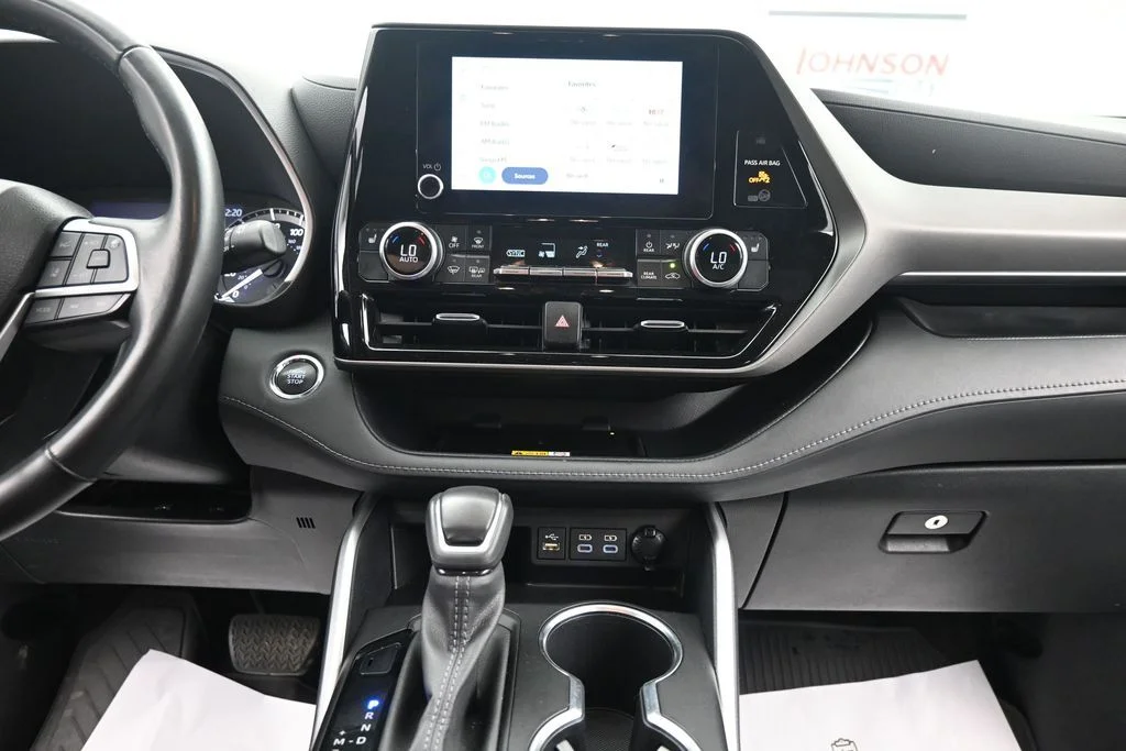 Used 2023  Toyota XLE image 22