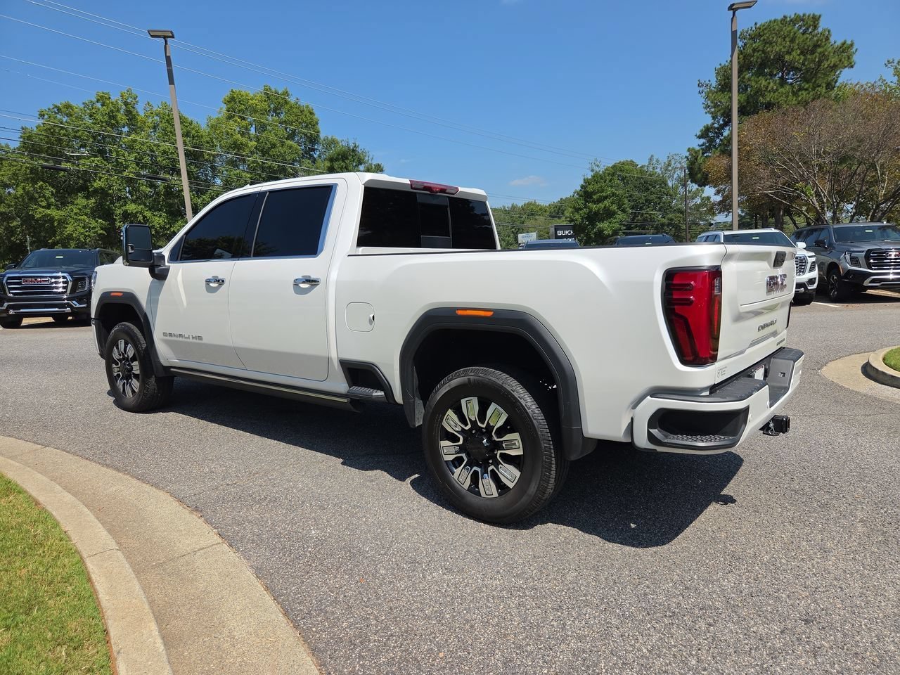 Used 2024 White Frost Tricoat GMC Denali image 6