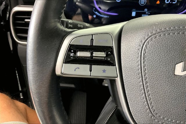 Used 2025  Kia S image 9