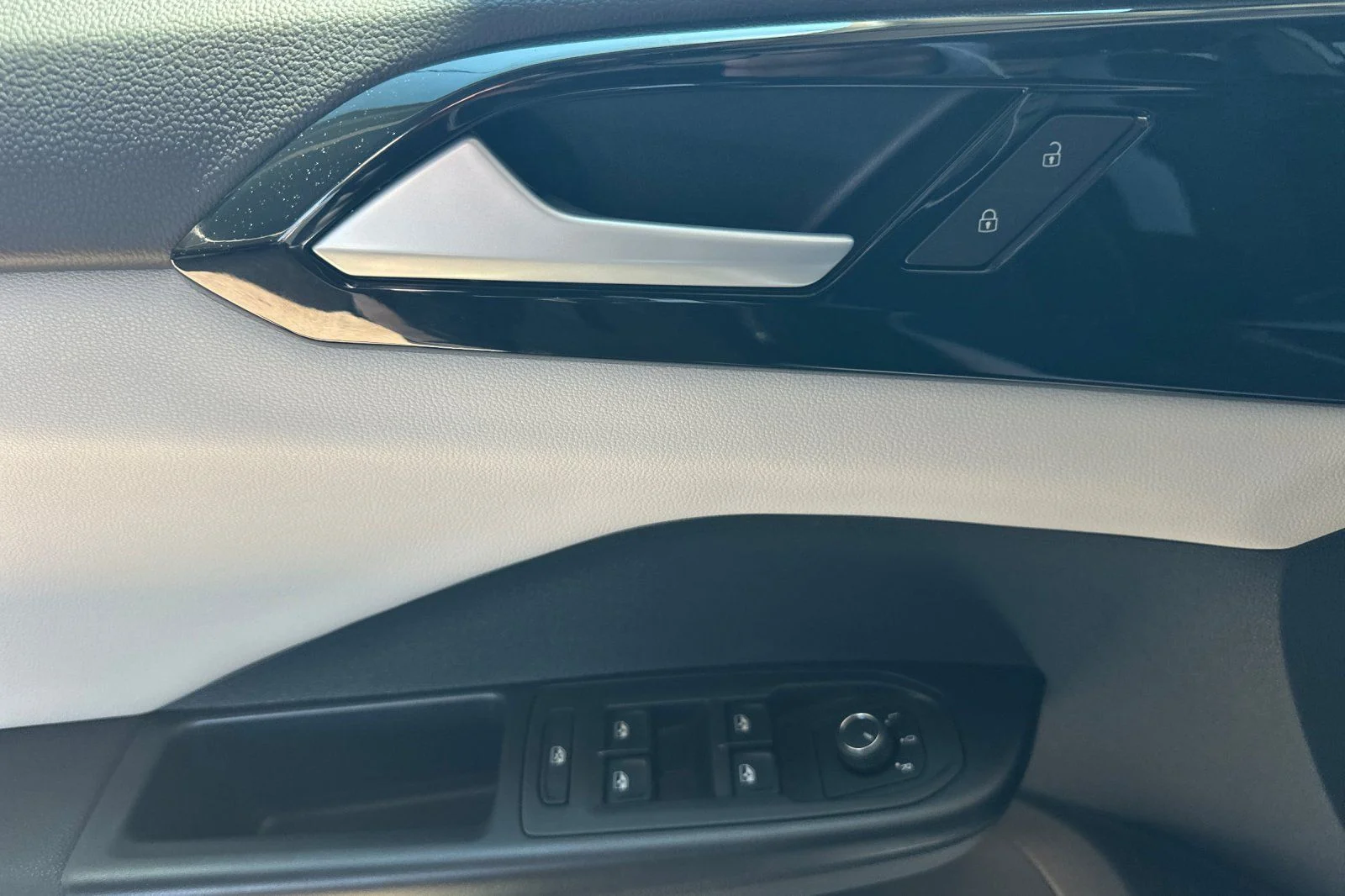 New 2026 White Volkswagen 1.5T S image 9