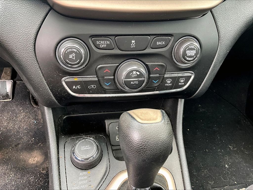 Used 2016 Granite Crystal Metallic Clearcoat Jeep Latitude image 26