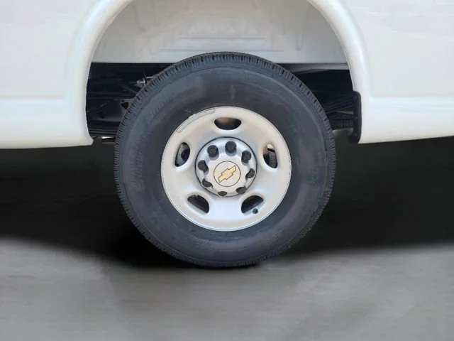 New 2026 Summit White Chevrolet WT image 29