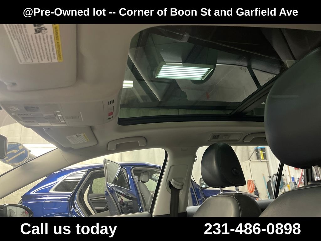 Used 2015  Volkswagen SEL image 10