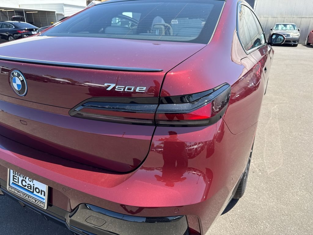 2025 BMW 7 Series 750e - Photo 17