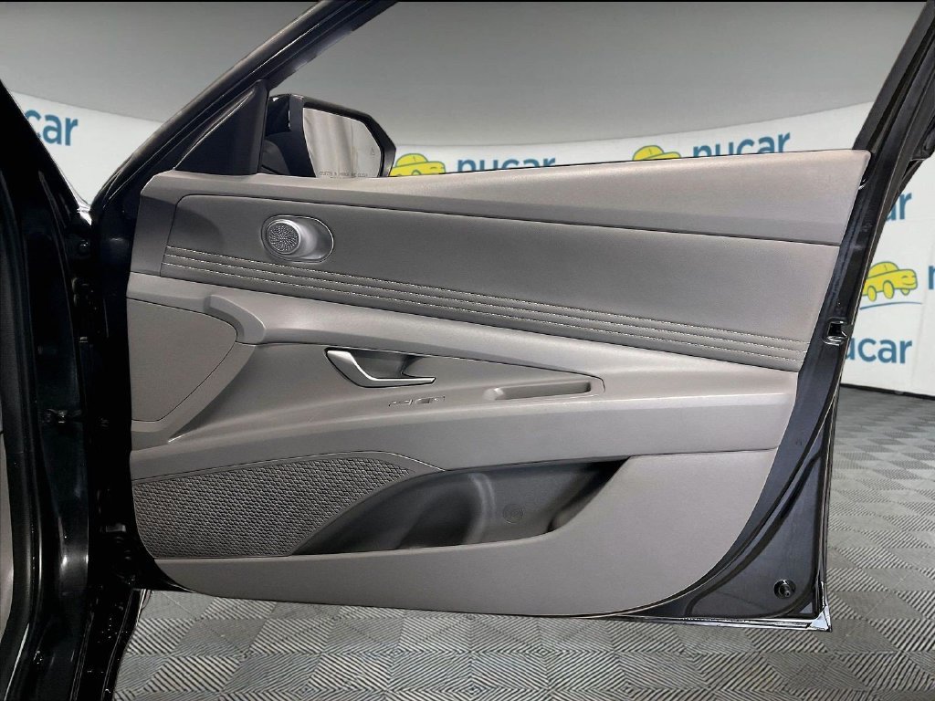 Used 2025 Black Hyundai SEL Sport image 12