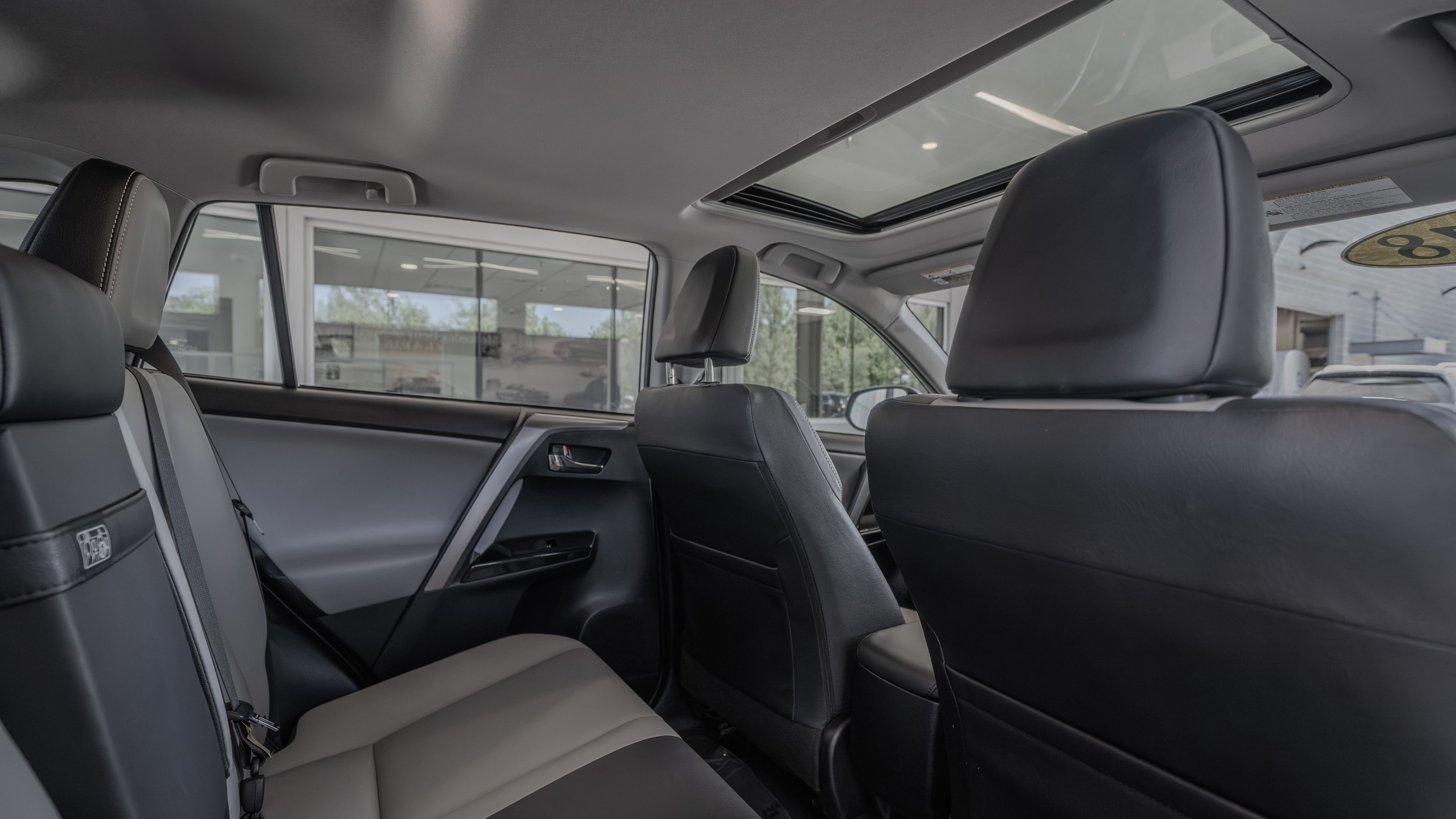 Used 2018 Blizzard Pearl Toyota Limited image 28