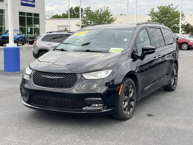 Used 2025 Black Chrysler Limited image 7