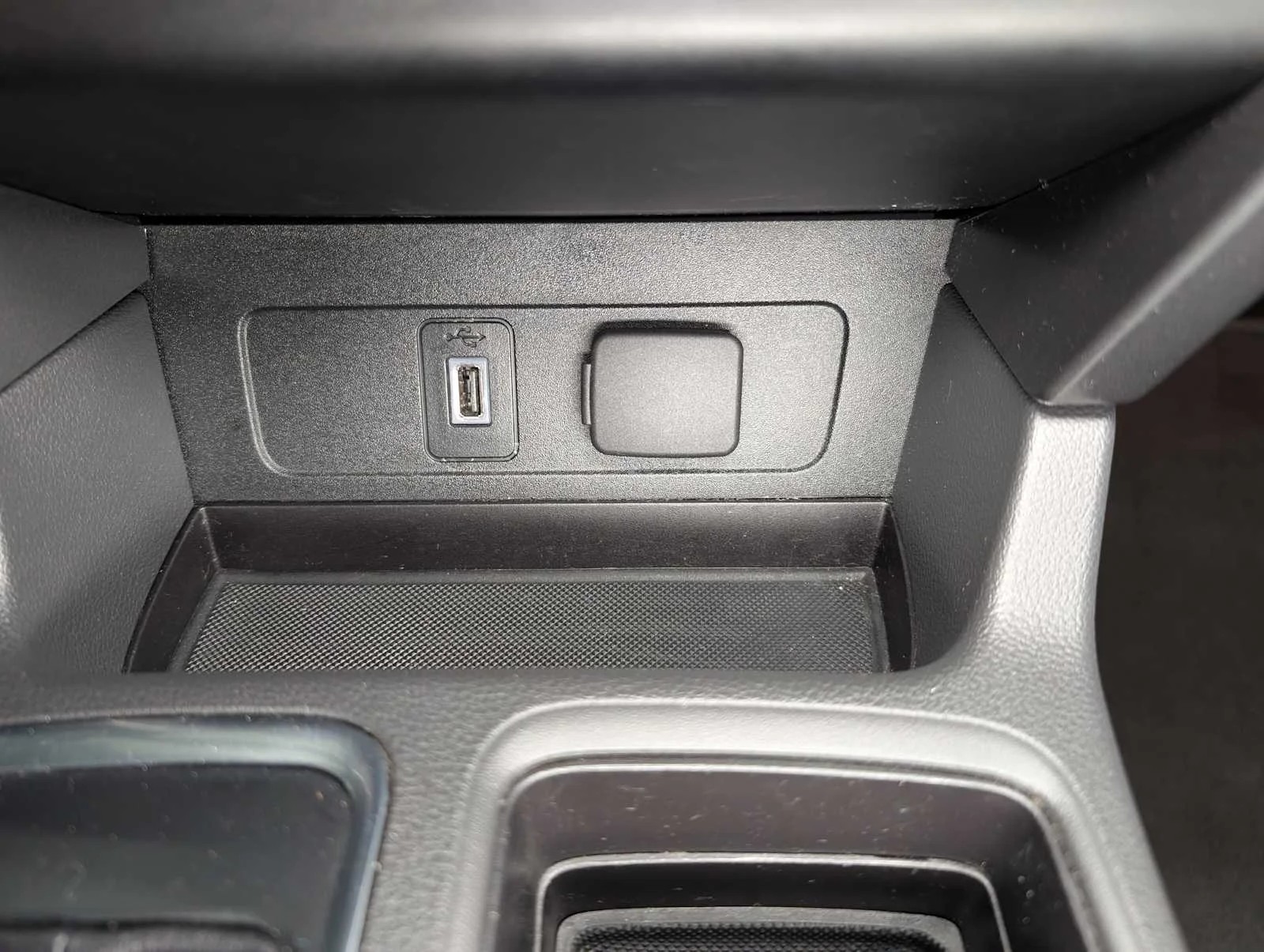 Used 2017 White Platinum Metallic Tri-Coat Ford SE image 29
