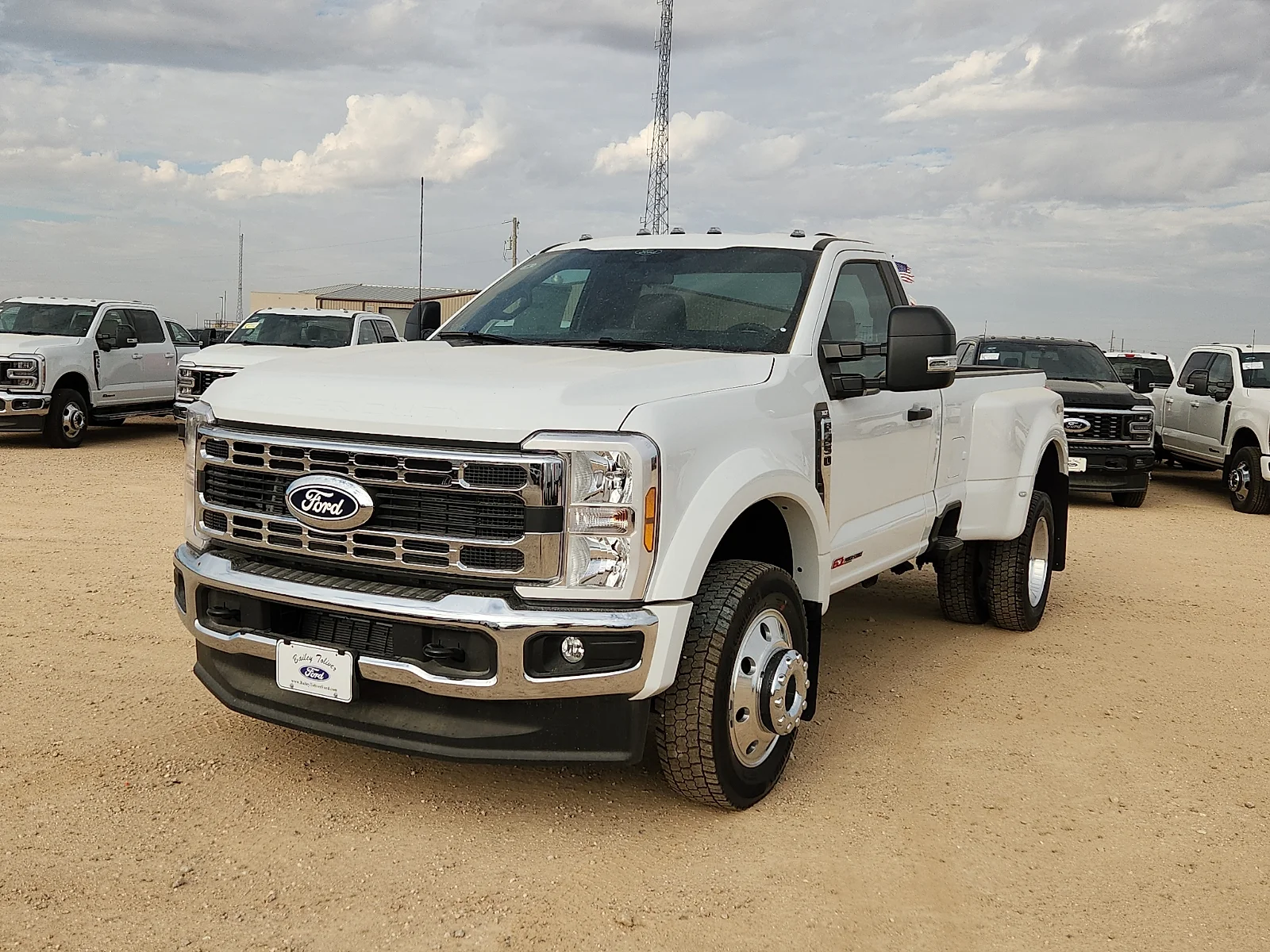New 2027 Oxford White Ford XLT image 3