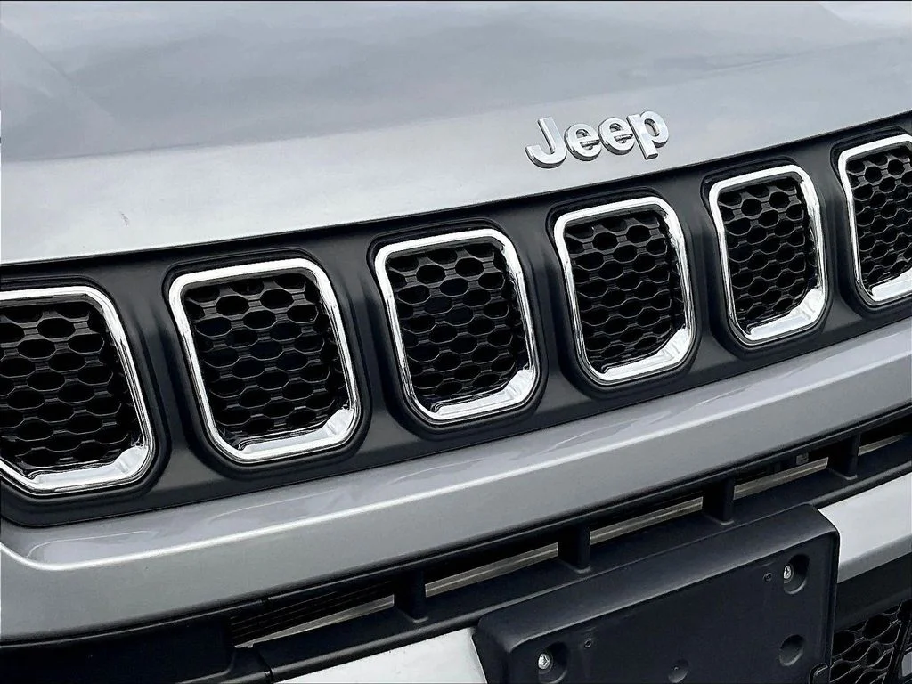 Used 2024 Silver Zynith Metallic Clearcoat Jeep Latitude image 33