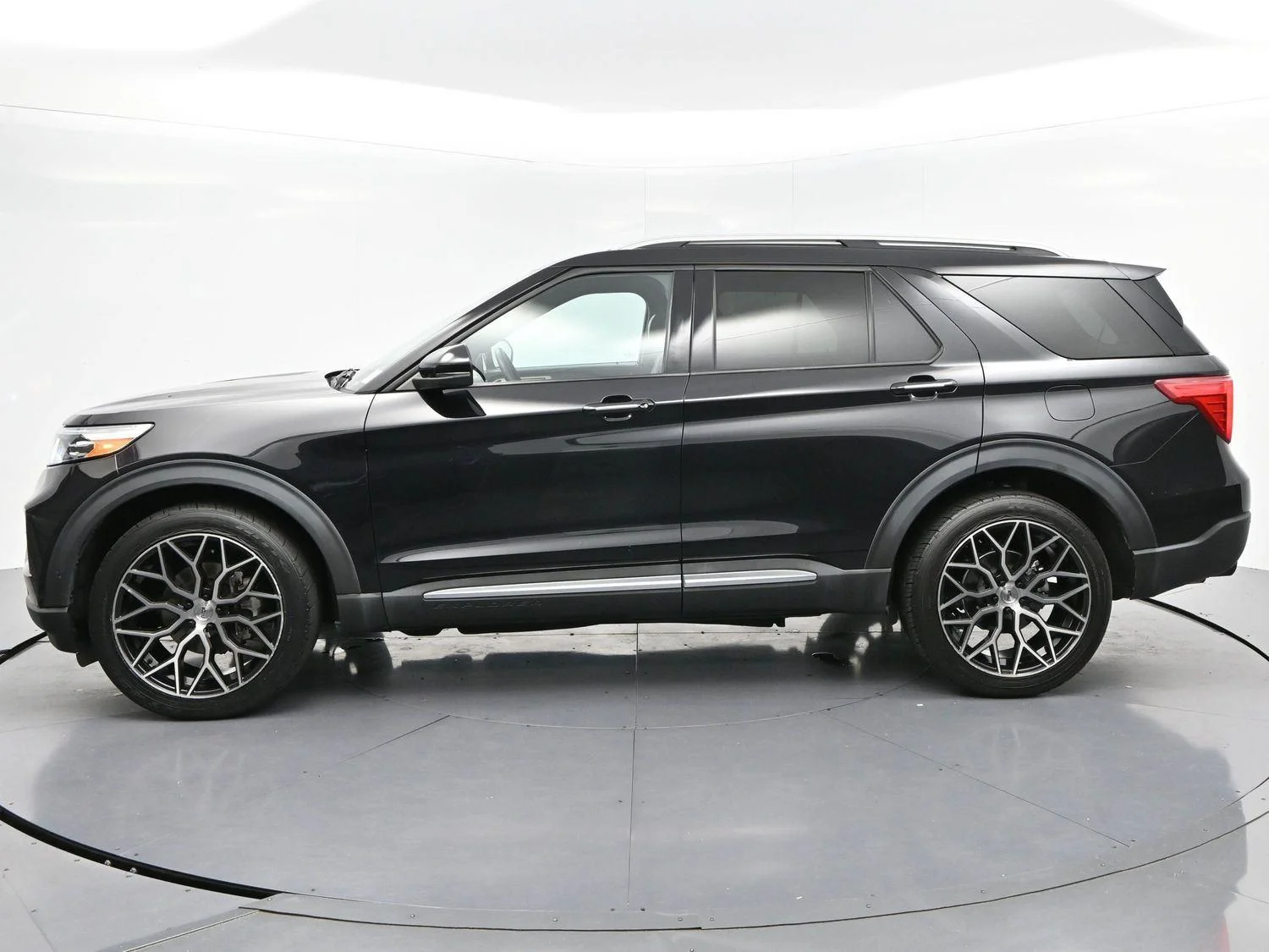 Used 2022 Agate Black Ford Platinum image 4