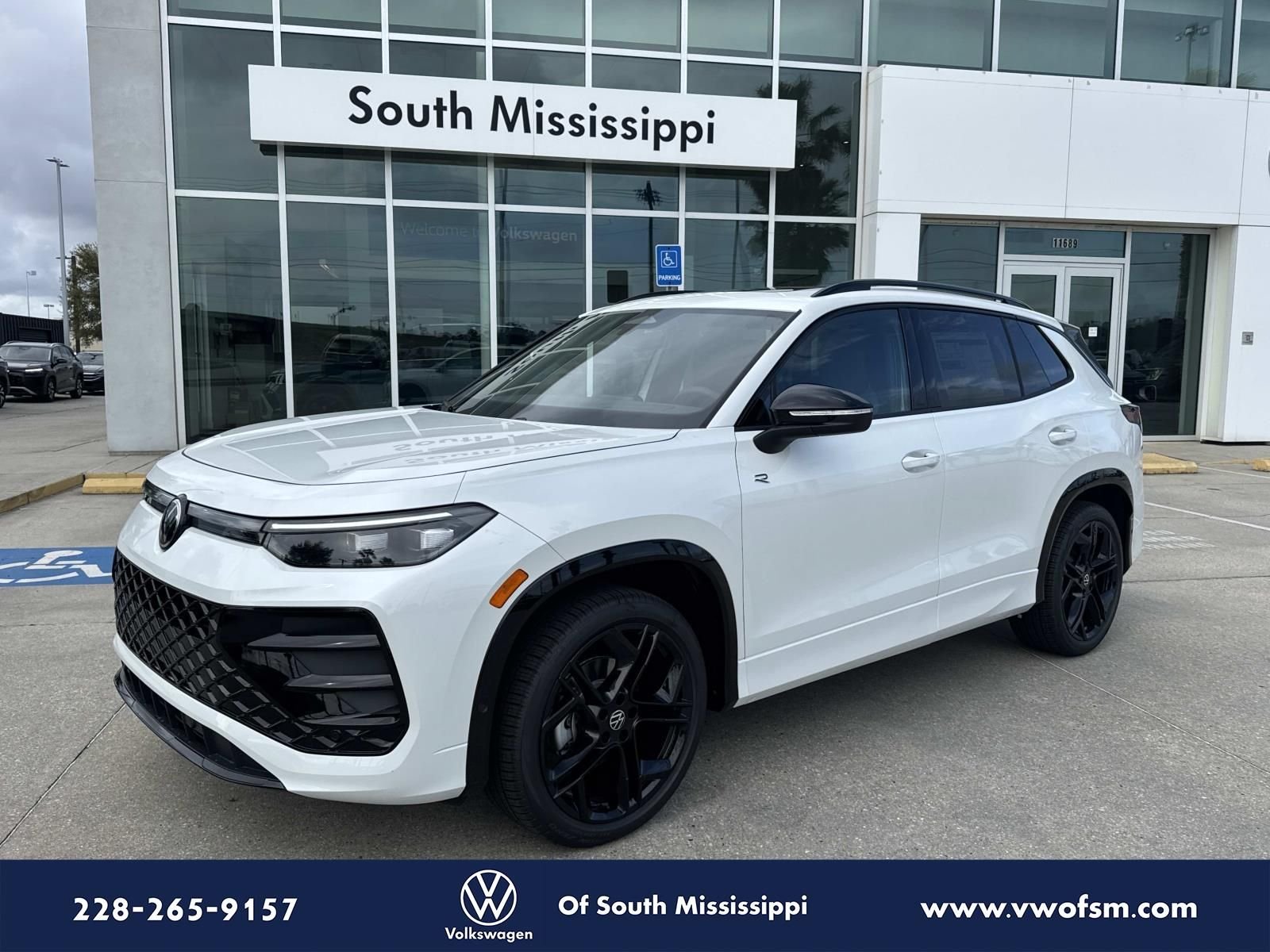 2026 Volkswagen Tiguan 2.0T SE R-Line Black's photo