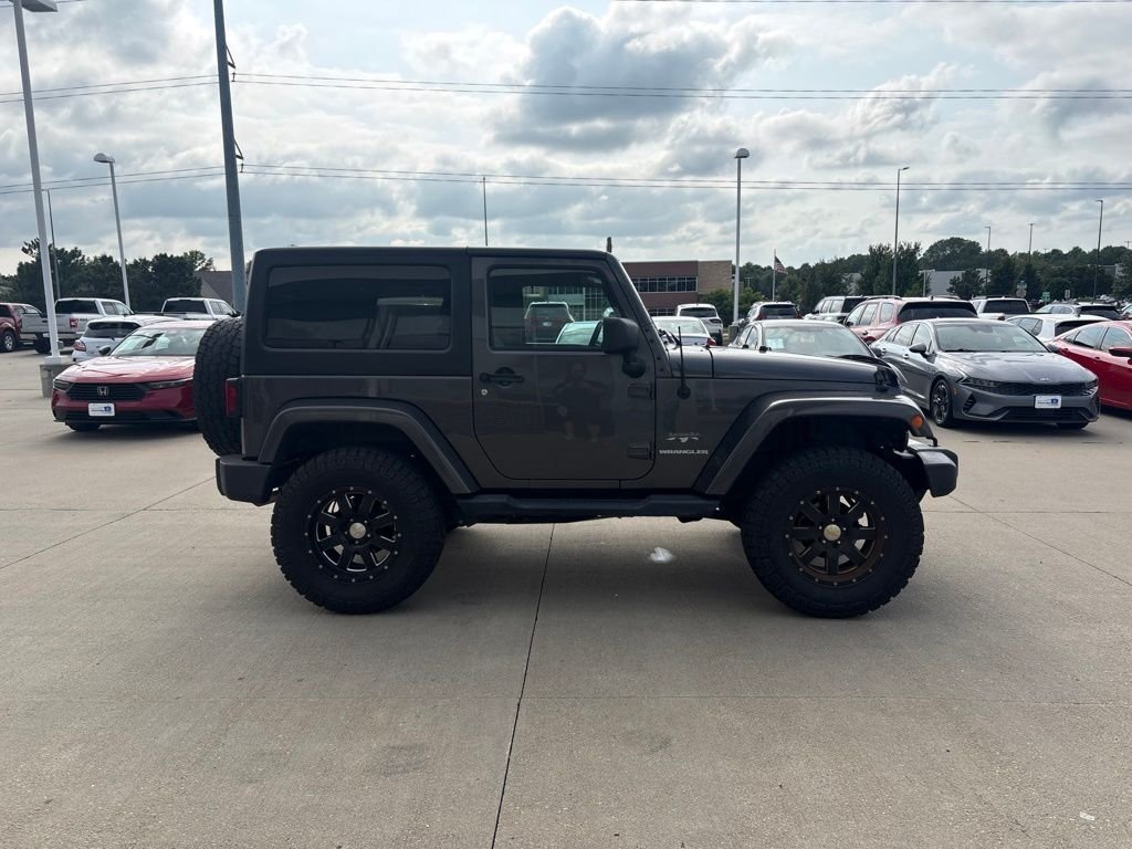 Used 2017 Granite Crystal Metallic Clearcoat Jeep Sahara image 4
