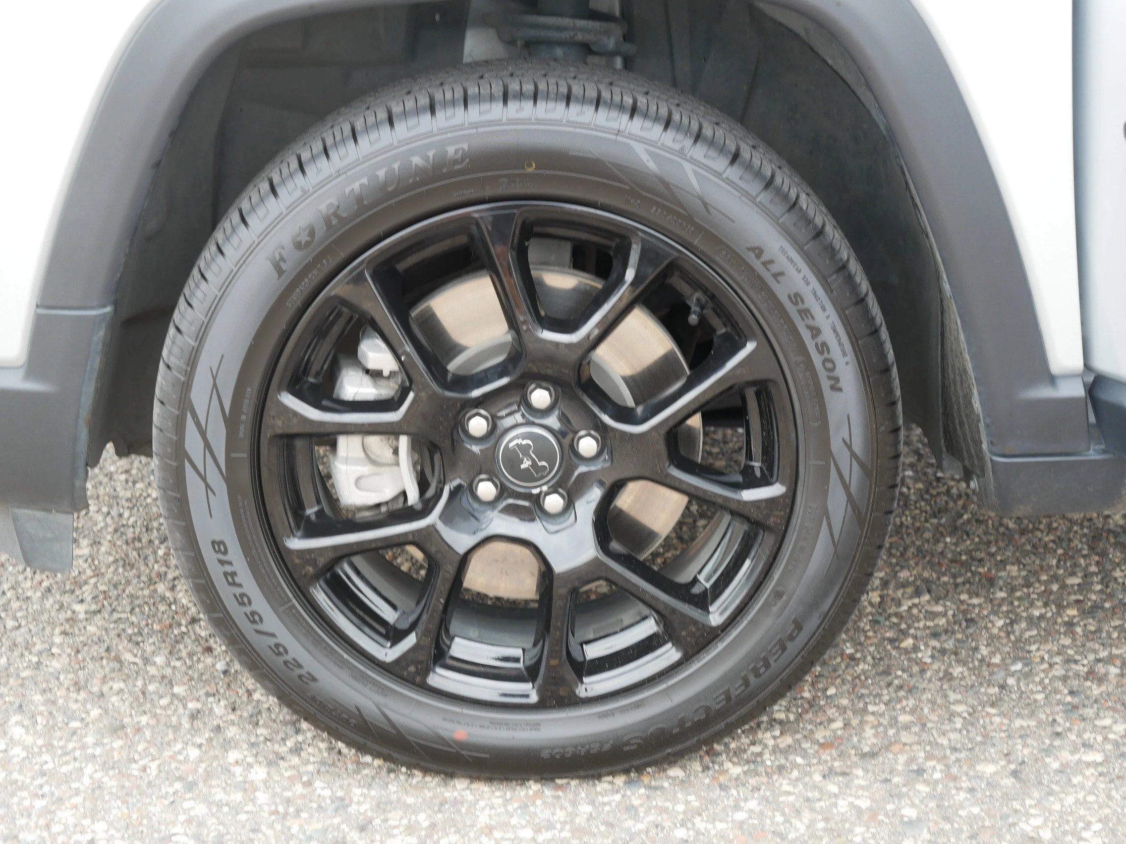 Used 2025 Silver Zynith Metallic Clearcoat Jeep Latitude image 15