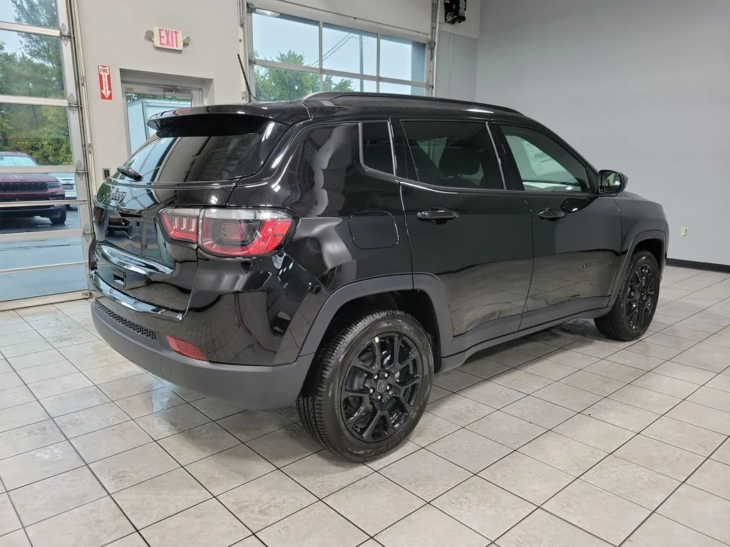 New 2026 Diamond Black Crystal Pearlcoat Jeep Latitude image 7