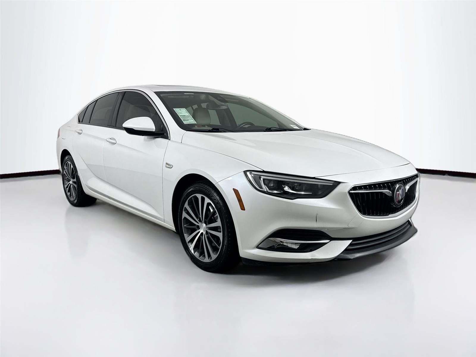 Used 2018 White Frost Tricoat Buick Essence image 11