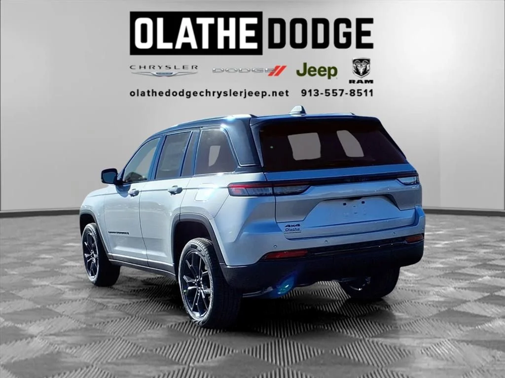 New 2025 Silver Zynith Exterior Paint Jeep Limited image 3
