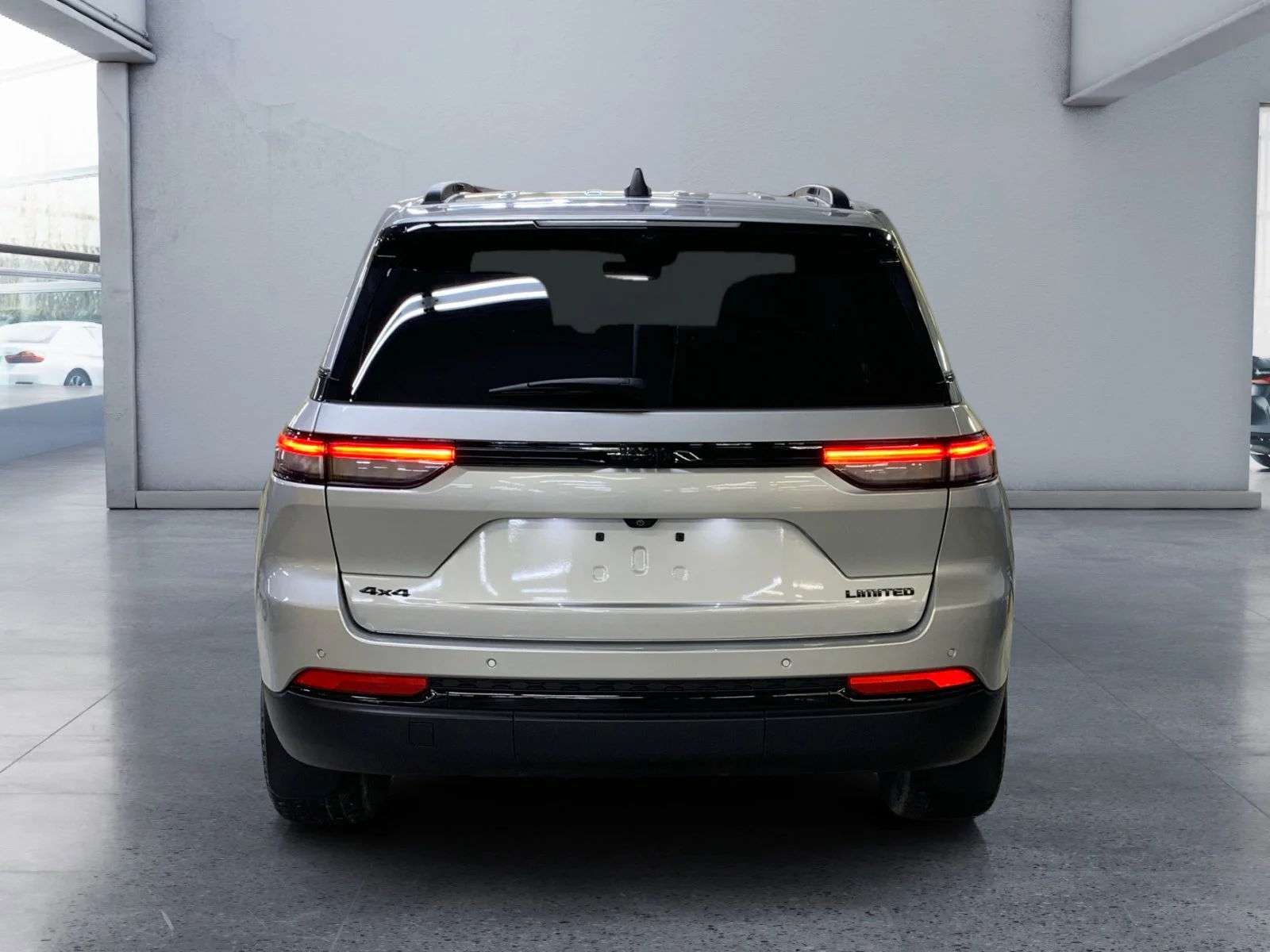 Used 2024 Silver Jeep Limited image 3