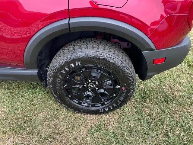 New 2025 Ruby Red Metallic Tinted Clearcoat Ford Outer Banks® image 32