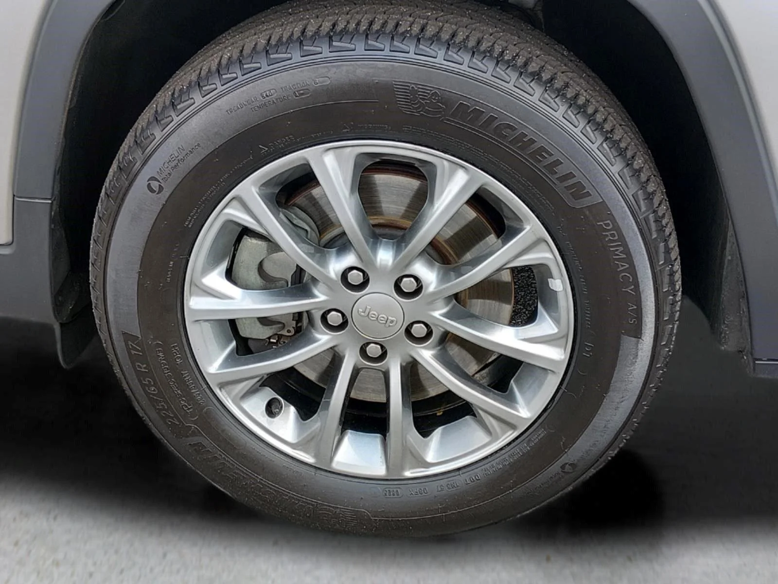 Used 2019 Granite Crystal Metallic Clearcoat Jeep Latitude Plus image 12