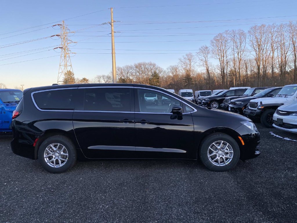 New 2026 Diamond Black Crystal Pearl-Coat Exterior Paint Chrysler LX image 2