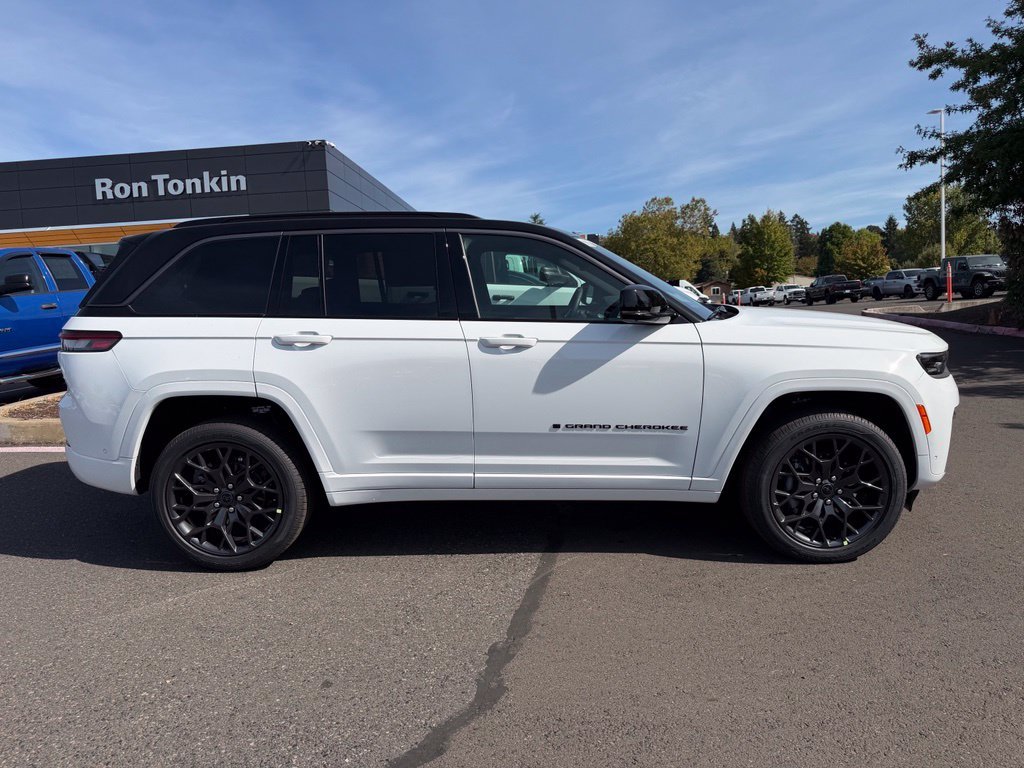 New 2027 Bright White Clear-Coat Paint Jeep Summit image 8