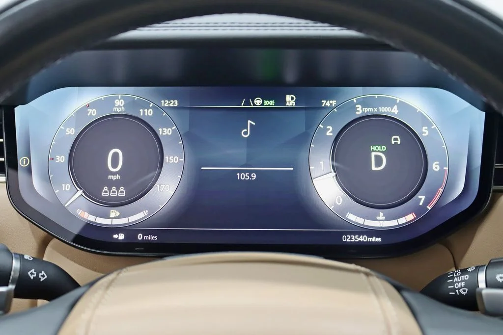 Used 2023  Land Rover SE image 16