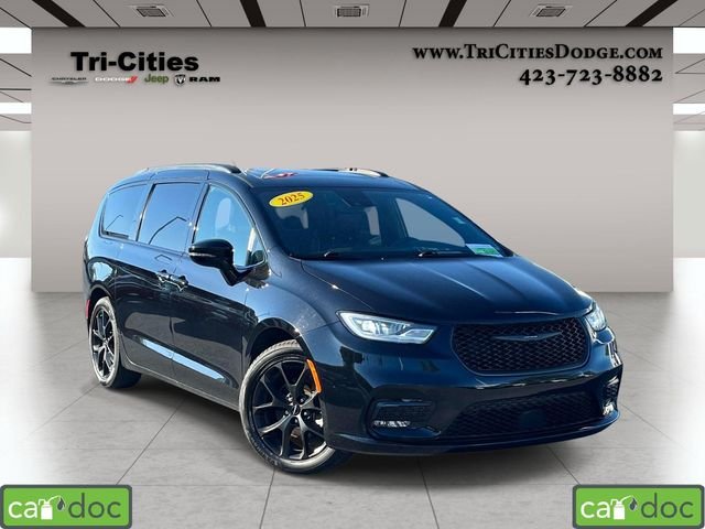 Used 2025 Black Chrysler Limited image 1