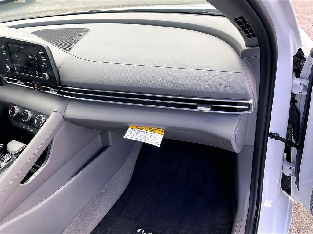 Used 2025 White Hyundai SE image 13