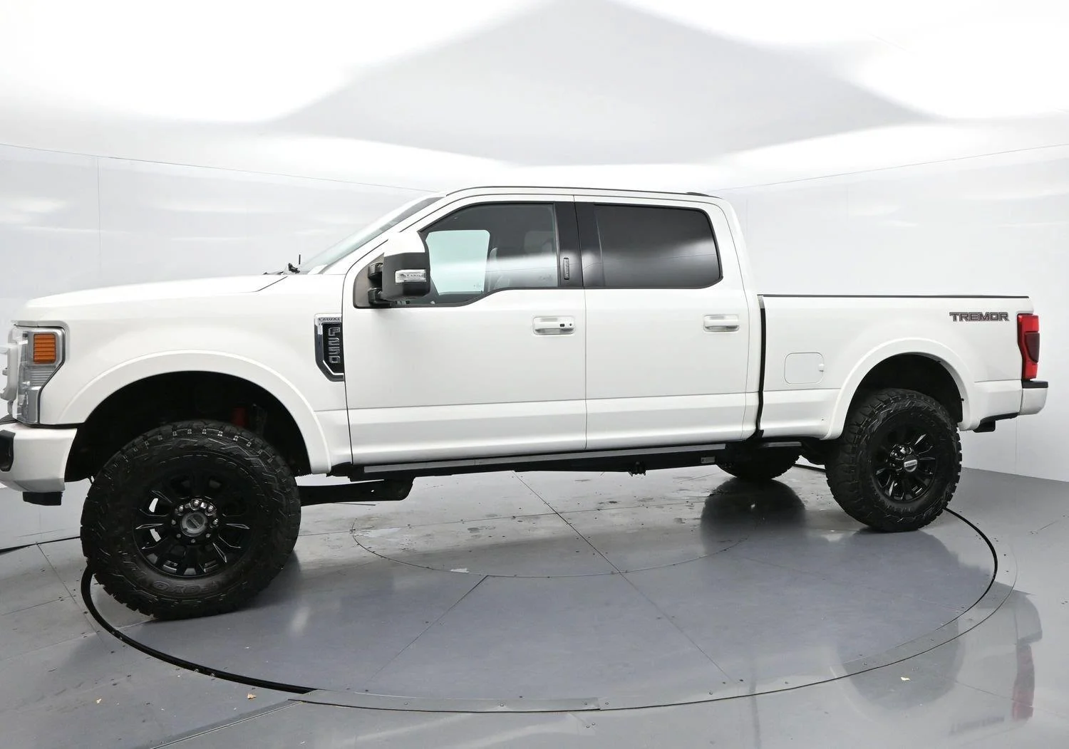 Used 2022 Star White Metallic Tri-Coat Ford LARIAT image 4