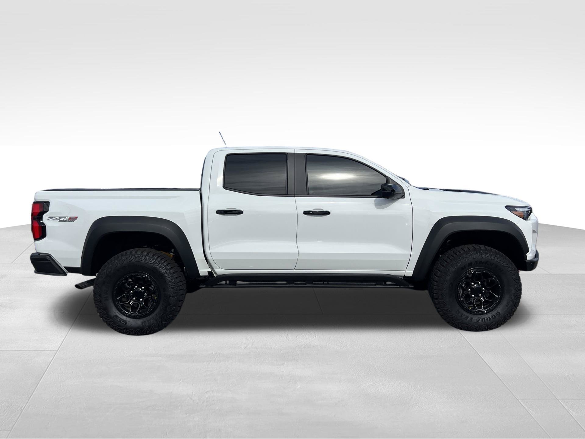 Used 2025 White Chevrolet ZR2 image 4