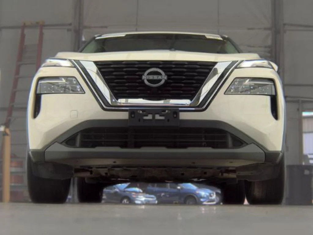 Used 2023 Pearl White Nissan SV image 3