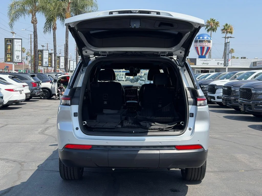 Used 2023 Silver Jeep Altitude image 10