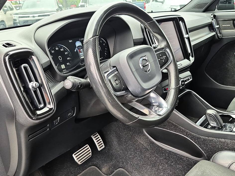 Used 2019  Volvo R-Design image 16
