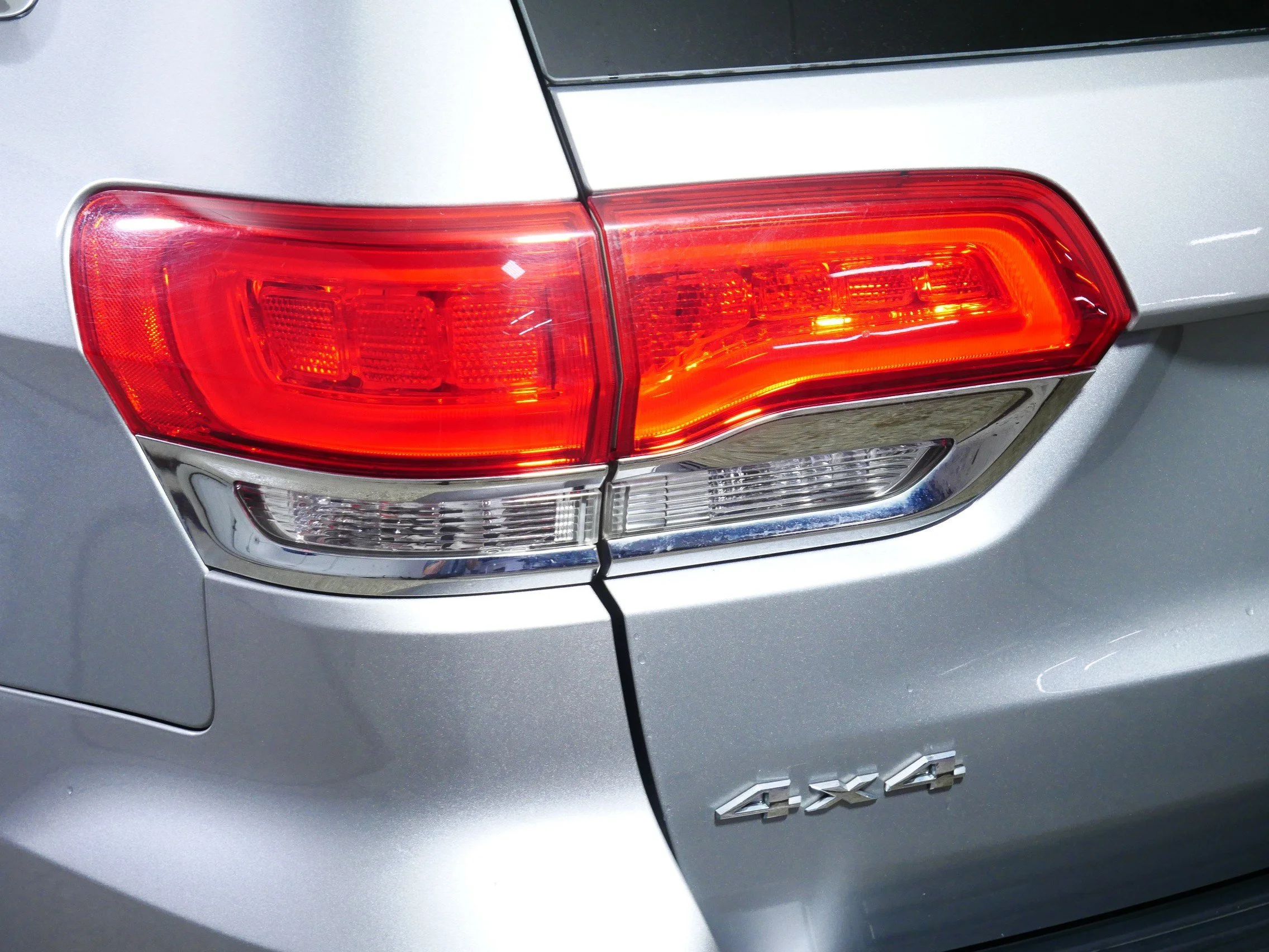 Used 2015 Billet Silver Metallic Clearcoat Jeep Laredo image 17
