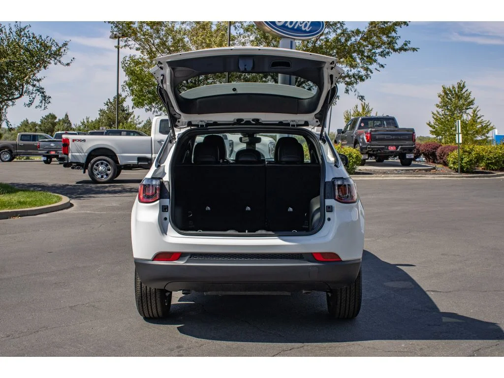 New 2026 Bright White Clearcoat Jeep Latitude image 11