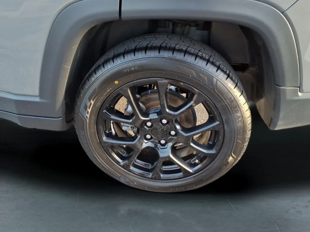Used 2023 Gray Jeep Latitude image 10