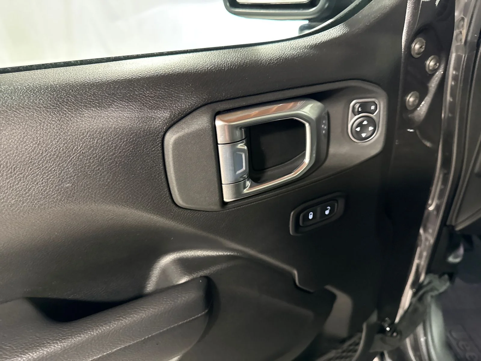 Used 2022 Crystal Metallic Jeep Sport S image 16