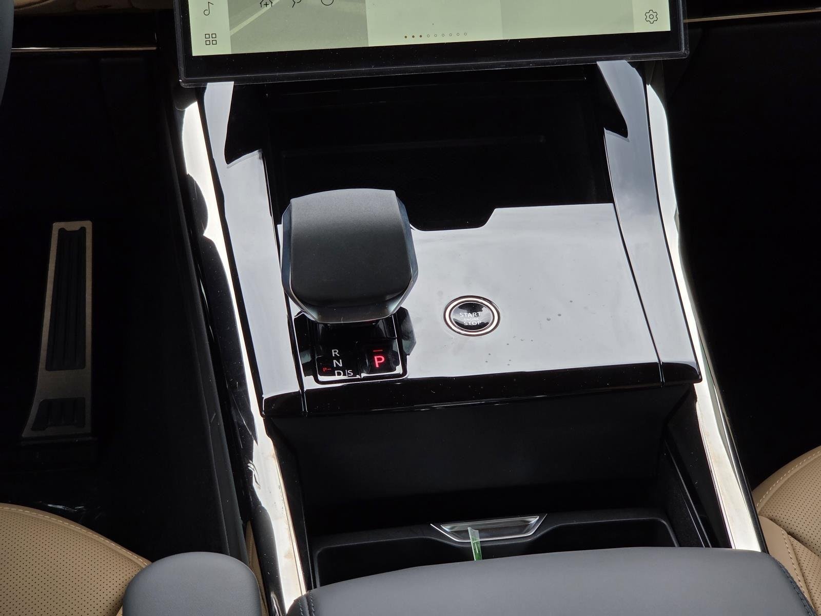 New 2026 Santorini Black Land Rover Dynamic SE image 17