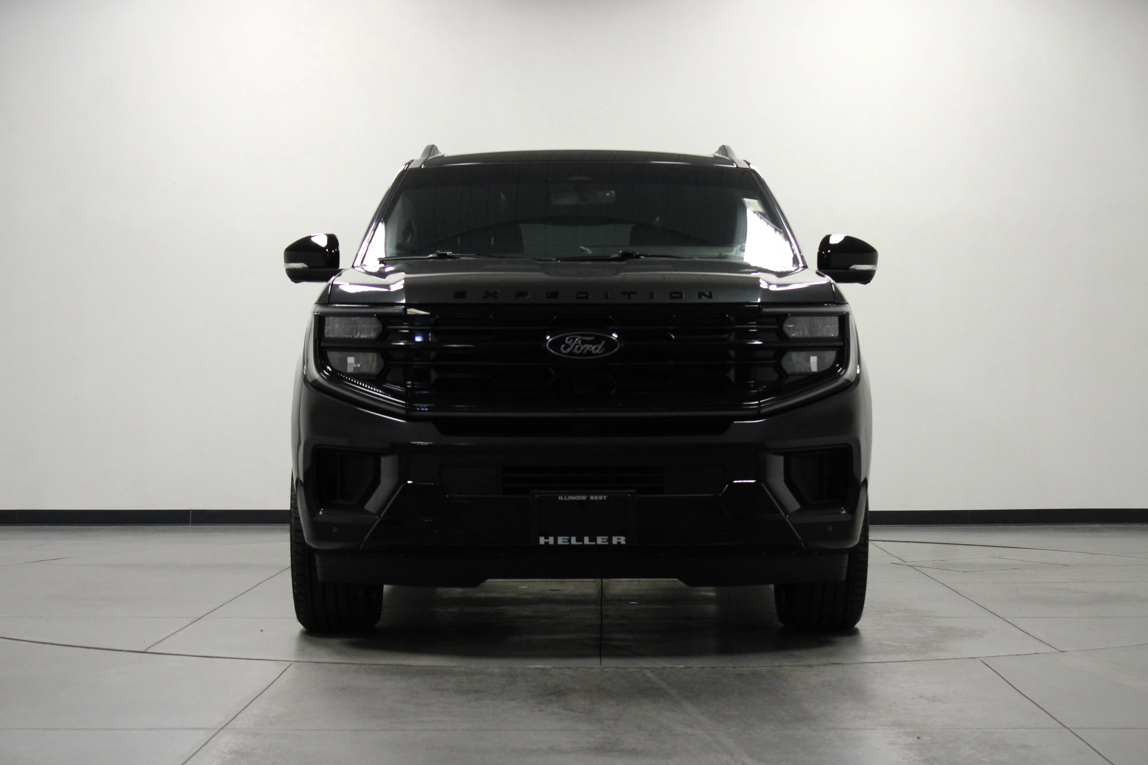 Used 2025 Gray Metallic Ford Platinum image 9