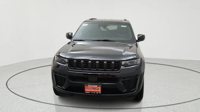 New 2026 Diamond Black Crystal Pearl-Coat Exterior Paint Jeep Laredo Altitude image 2